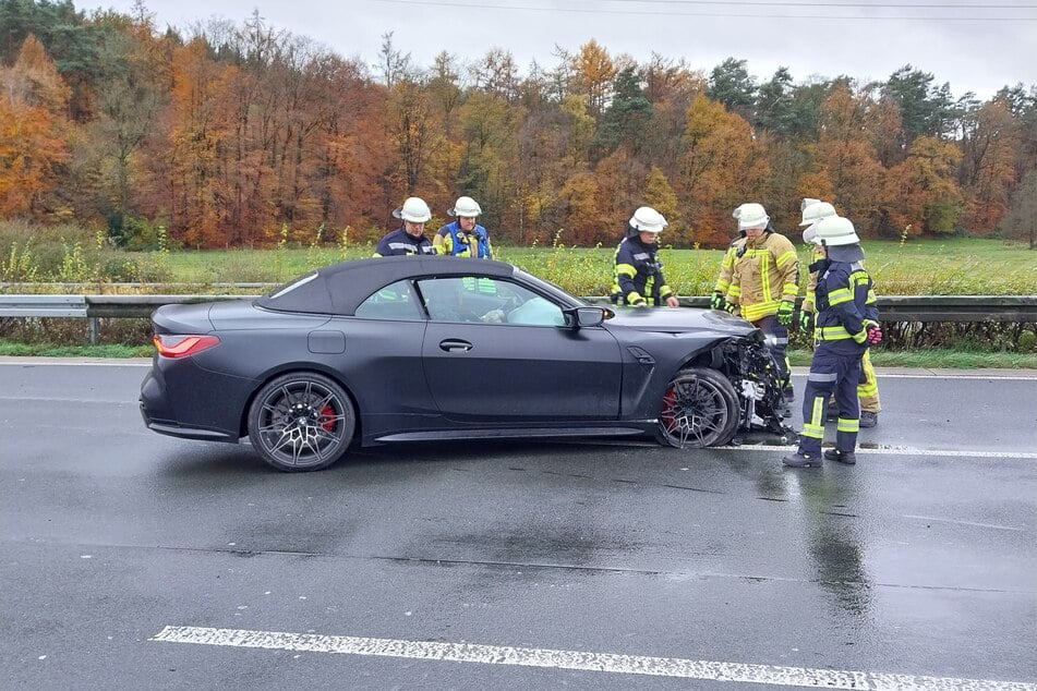 Die Front des bei dem Unfall am Montagvormittag auf der A3 involvierten BMW Cabriolets wurde stark beschädigt.