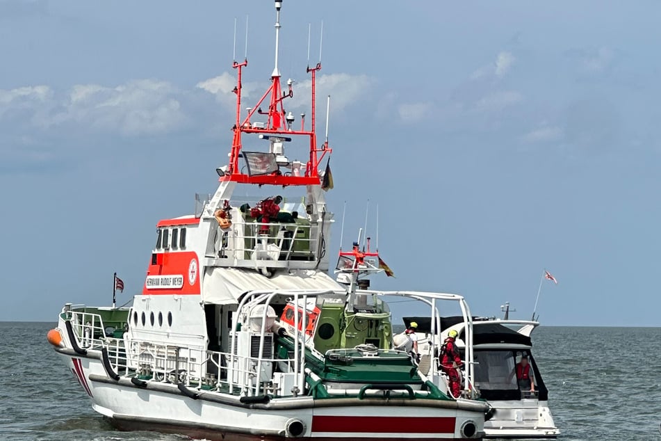 Die Seenotretter brachten das Motorboot inklusive Besatzung zurück zum Hafen Bremerhaven.