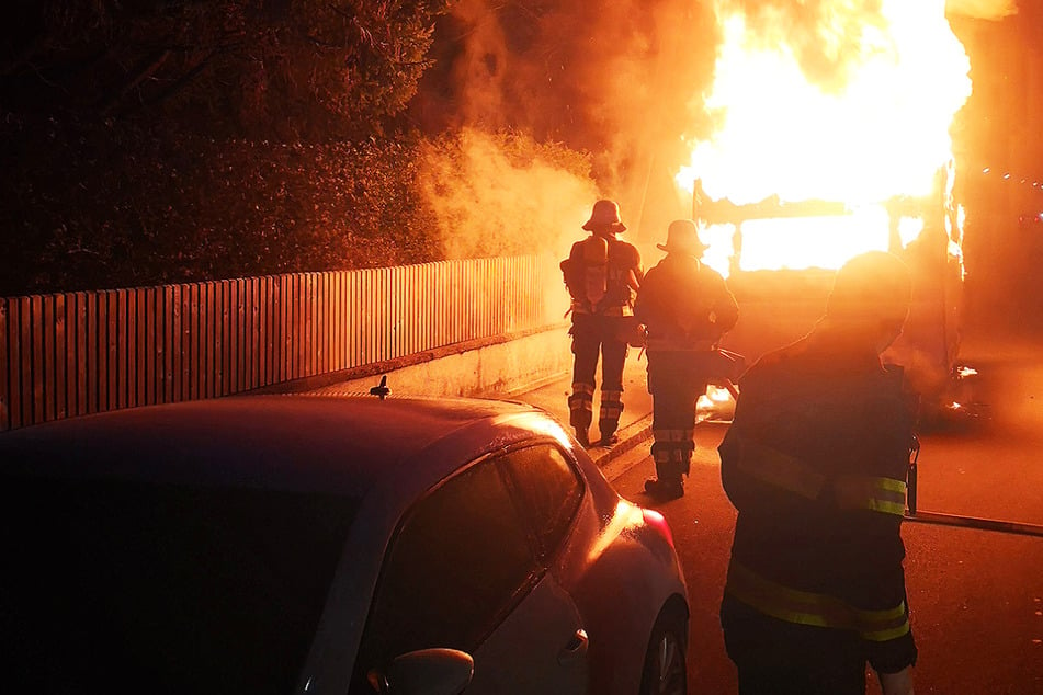 München: Flammeninferno! Wohnwagen steht in Vollbrand, Feuerwehr muss Gasflaschen im Inneren kühlen