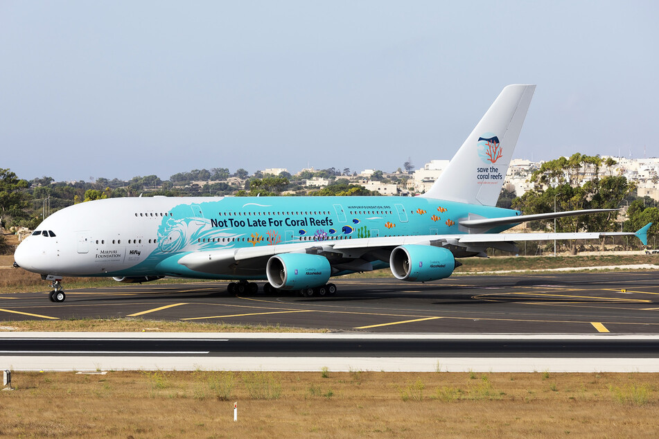 "Es ist nicht zu spät für Korallenriffe" steht auf diesem Airbus A380 von Hi Fly.
