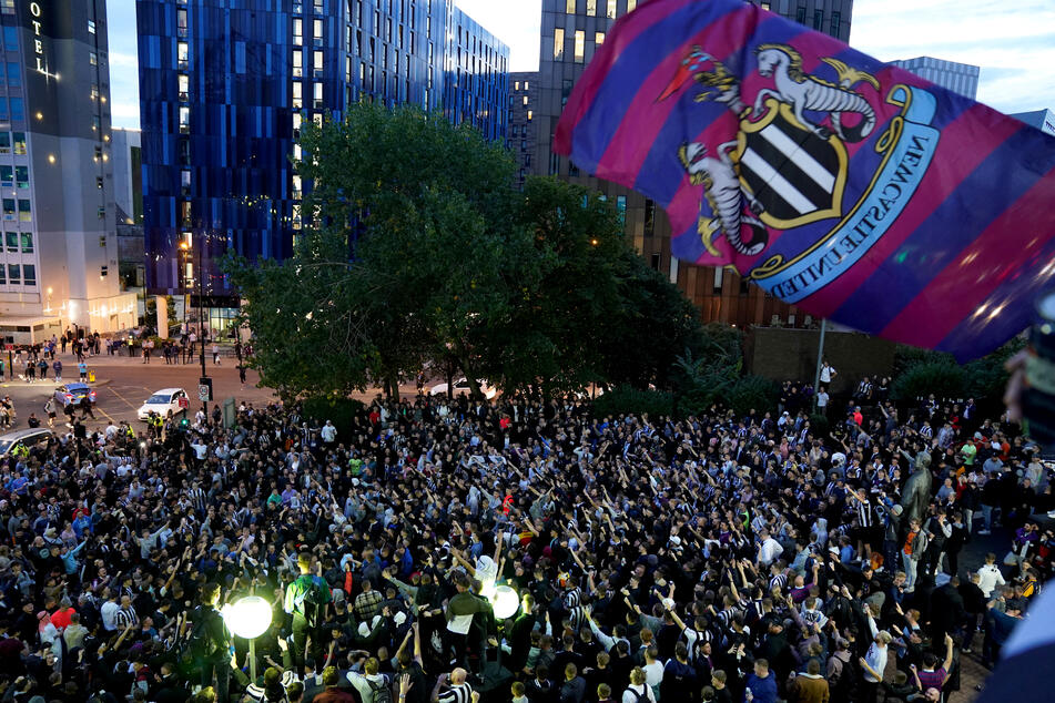 Am 7. Oktober feierte die "Toon Army" von Newcastle vor dem St. James' Park die neuen Besitzverhältnisse ihres Teams.