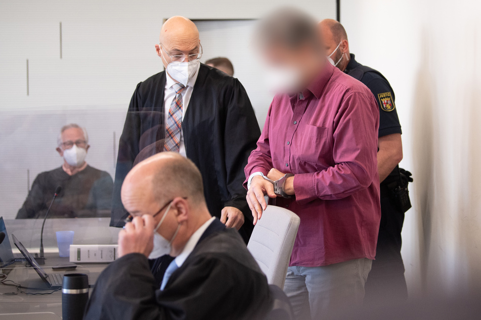 Der Angeklagte Mario N. (50) gestand am Freitag, dass er im vergangenen Jahr in Bad Kreuznach einen Mitarbeiter einer Tankstelle erschossen habe, nachdem dieser ihn auf die coronabedingte Maskenpflicht hingewiesen hatte.