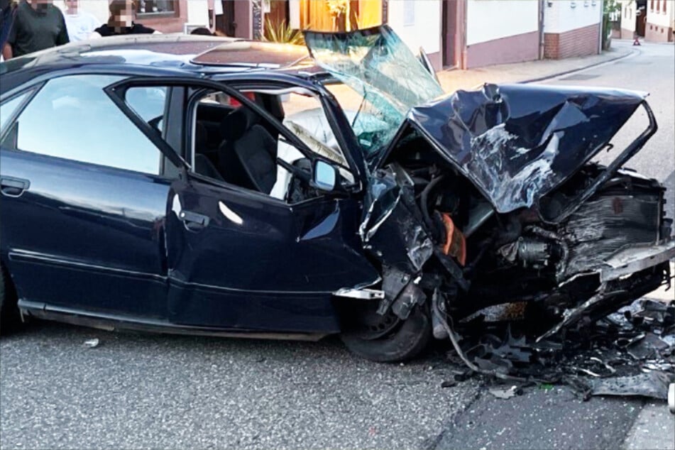 Audi kracht gegen Hauswand: Fahrer schwer verletzt