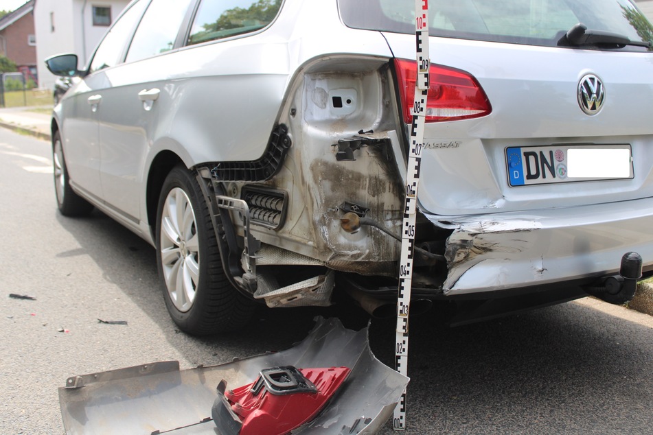 Auch ein an der Straße geparkter VW wurde erheblich beschädigt.