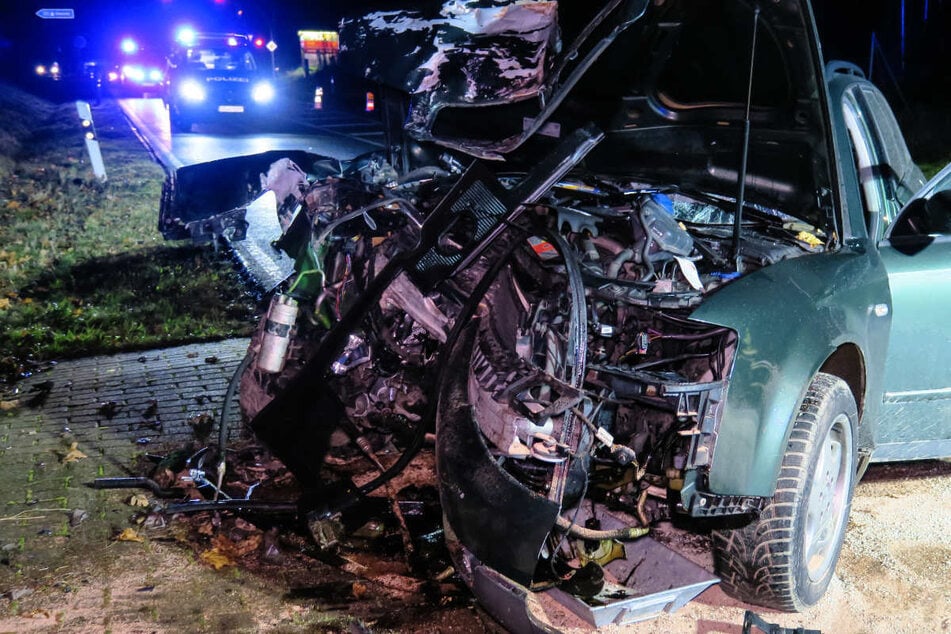Audi-Fahrer (23) kracht frontal gegen Autobahn-Brücke: schwer verletzt!