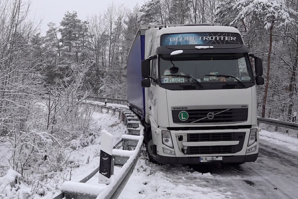 Auch in Sachsen-Anhalt war es aufgrund der Glätte zu Unfällen gekommen. Bei Marienborn geriet ein Lkw in eine Leitplanke, als er auf die A2 auffahren wollte.