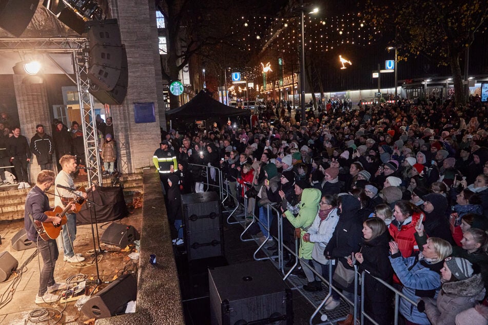 Über 1500 Fans versammelten sich am Samstagabend, um dem Mini-Konzert von Revolverheld zu lauschen.