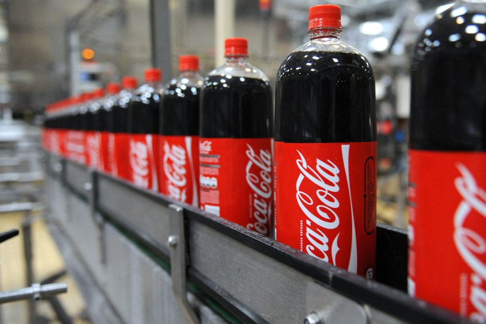 In einer Fabrik des Softdrink-Giganten Coca-Cola traten große Mengen Salzsäure aus. Das Werk musste evakuiert werden. (Symbolbild)