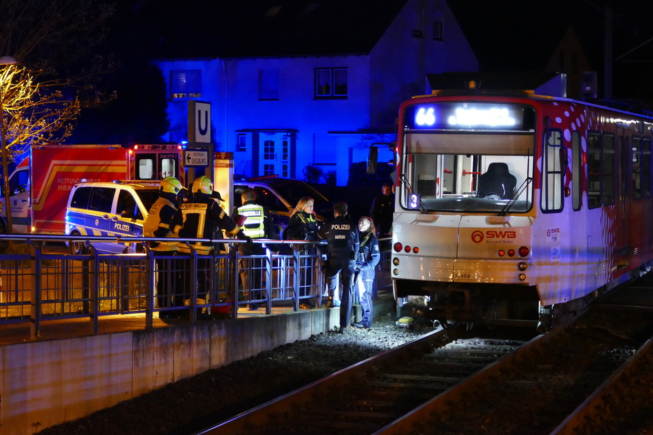 Der Unfall ereignete sich am Samstagabend gegen 23.32 Uhr am Bahnübergang Bruno-Werntgen-Straße in Sankt Augustin.
