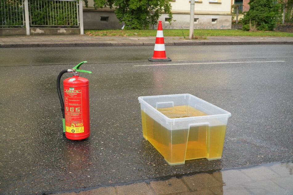 Der ausgelaufene Diesel musste aufgefangen werden.