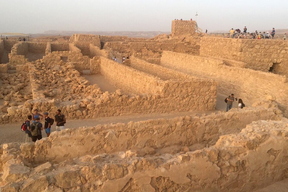 Touristen besuchen die antike Felsenfestung Masada am Toten Meer. (Archivbild)