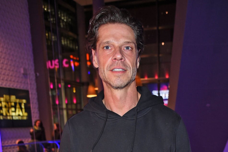 Schauspieler Stephen Dürr (51) wirft einem Magdeburger Autohaus Betrug vor. Das Unternehmen wehrt sich jedoch gegen die Vorwürfe. (Archivfoto)