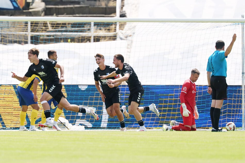 Rick Lemke (l.) köpfte das 1:0 für Magdeburg.
