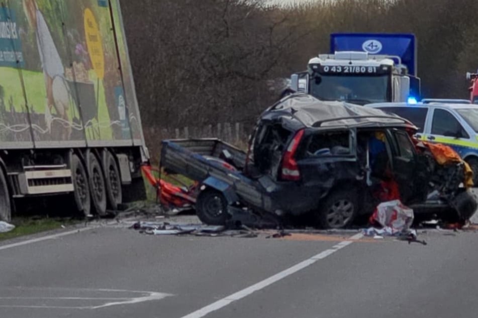 Tragödie auf Bundesstraße: Auto kracht in Lkw, Fahrer stirbt