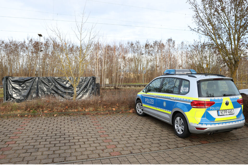 Die Polizei ermittelt am Gunzenhausener Bahnhof nach dem Fund einer Leiche und eines schwer verletzten Mannes mit Hochdruck.