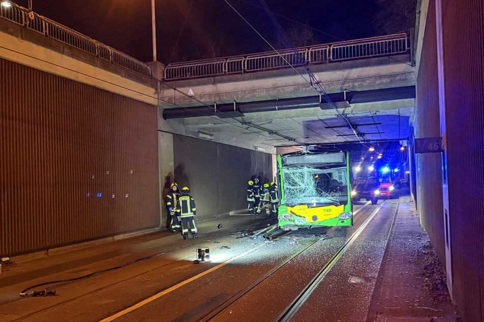 Insgesamt sechs Personen wurden infolge der Bus-Kollision verletzt.