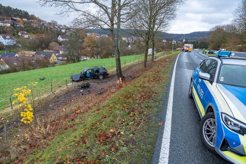 Die Staatsstraße war während der Dauer der Unfallaufnahme in beide Richtungen gesperrt.