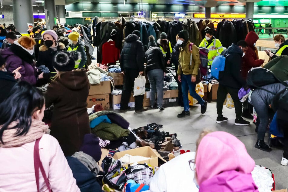Am Berliner Hauptbahnhof kommen täglich zahlreiche Flüchtlinge aus der Ukraine an, die von Helfern mit Nahrungsmitteln und Kleidung versorgt werden.