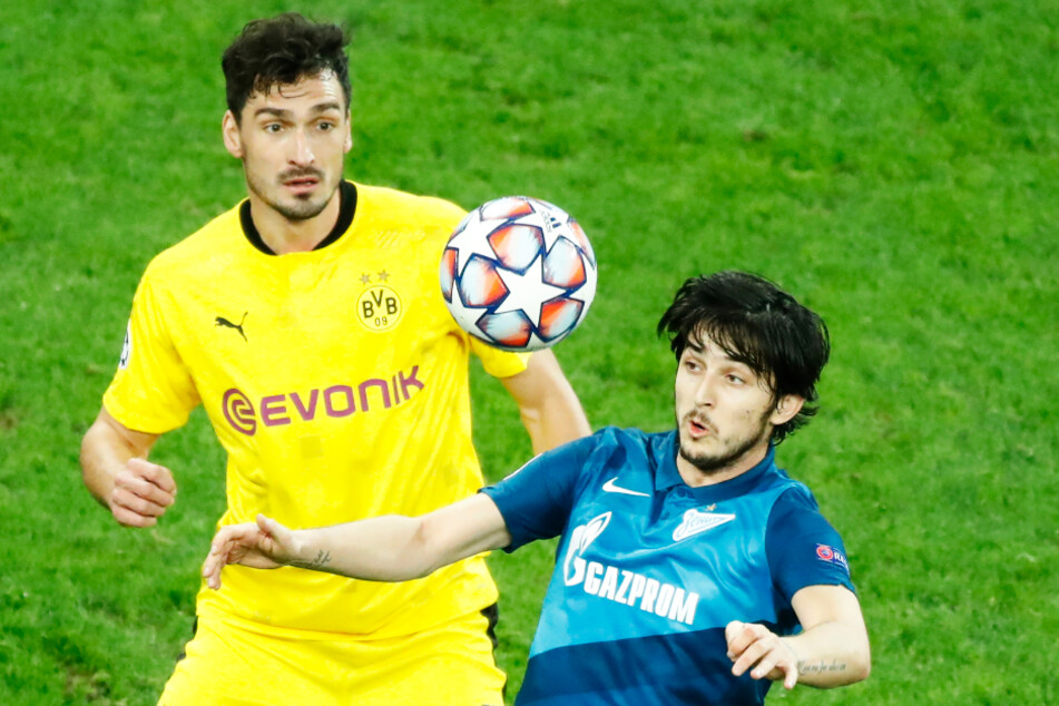 BVB-Abwehrchef Mats Hummels (l.) im Duell mit Zenit-Stürmer Sardar Azmoun.