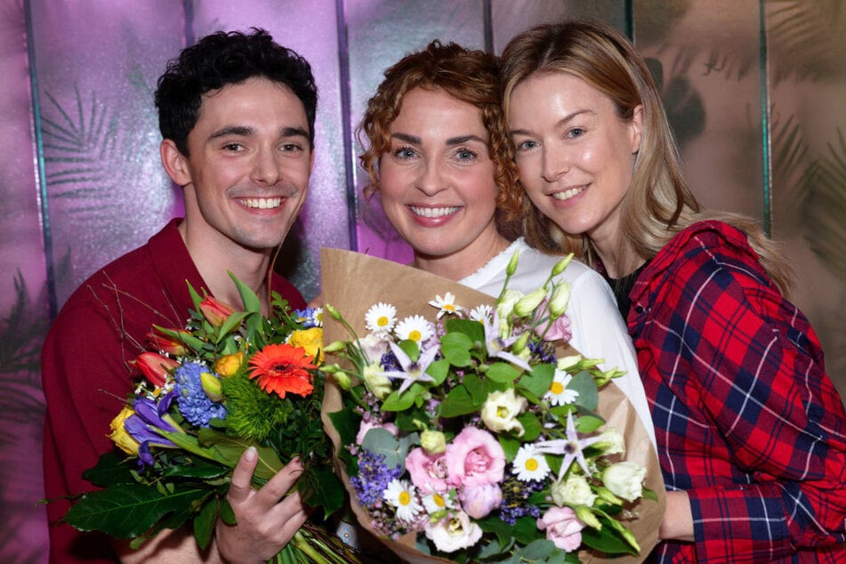 Maria Wedig (M.) mit ihrem Seriensohn Marc Weinmann (28) und ihrer Serienschwester Nina Ensmann.