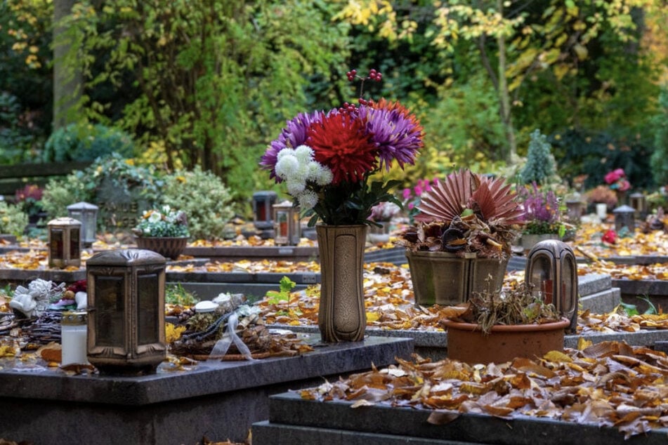 Der bislang noch unbekannte Mann hatte sich auf dem Friedhofsgelände selbst befriedigt. (Symbolfoto)