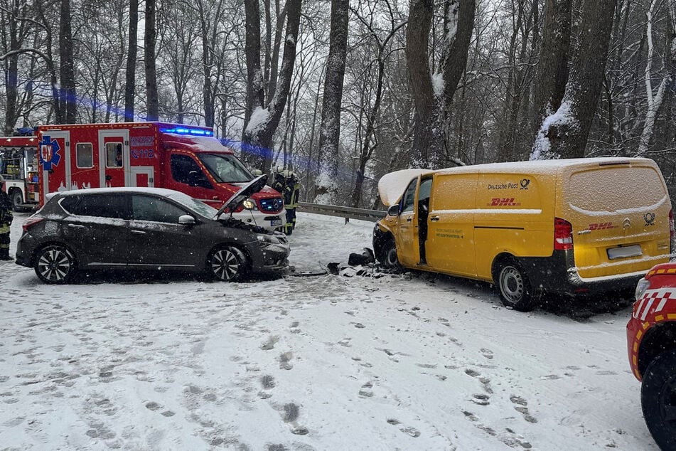 Im Harz kam es aufgrund der Witterung zu zahlreichen Unfällen - wie hier in Elend, als ein Nissan gegen ein Postauto rutschte.