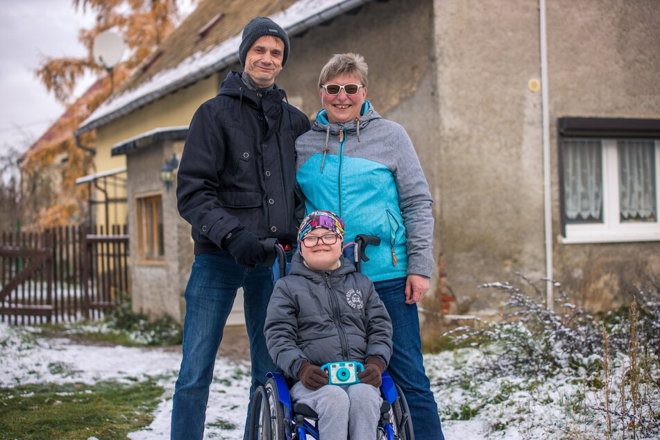 Luca und seine Eltern Kathrin Rothenburger (51) und René Röder (50). Dank zahlreicher Unterstützung müssen sie die Herausforderungen, die mit Lucas Erkrankung aufkamen, nicht allein stämmen.