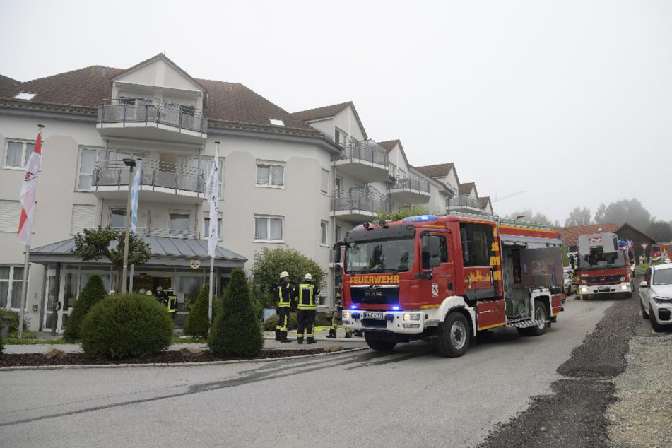 Einsatzkräfte stehen vor der Seniorenresidenz in Passau, in der es zu einem Zimmerbrand gekommen war.