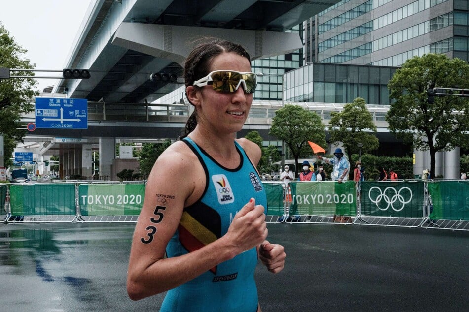 Die belgische Triathletin Claire MIchel (35) wurde nach dem Schwimmen in der Seine plötzlich krank. Hier ist sie bei ihrem Auftritt bei den Olympischen Spielen 2021 in Tokio zu sehen.