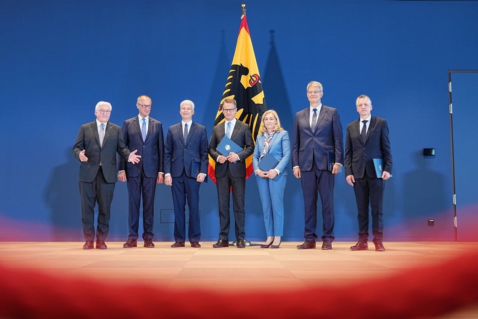Frank-Walter Steinmeier (SPD, v.l.), Friedrich Merz (CDU), Steffen Bilger, Carsten Linnemann, Nina Warken (CDU), Patrick Schnieder (CDU) und Thorsten Frei stehen nach der Ernennung und Entlassung von Mitgliedern der Bundesregierung zusammen.