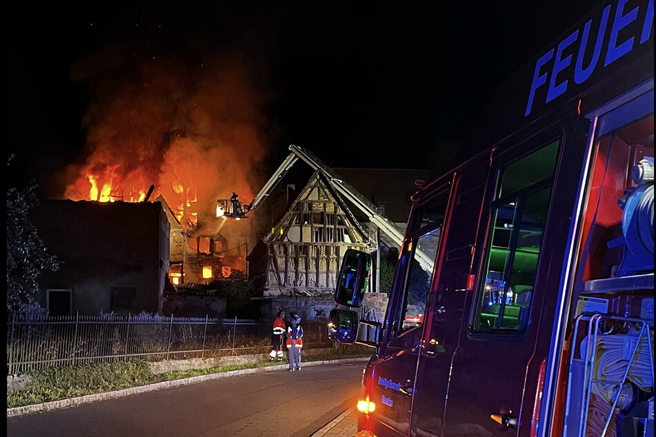 Das Einfamilienhaus stand lichterloh in Flammen.