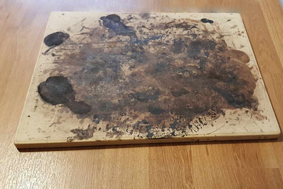 Ein Pizzastein kann als guter Backpapier-Ersatz dienen.