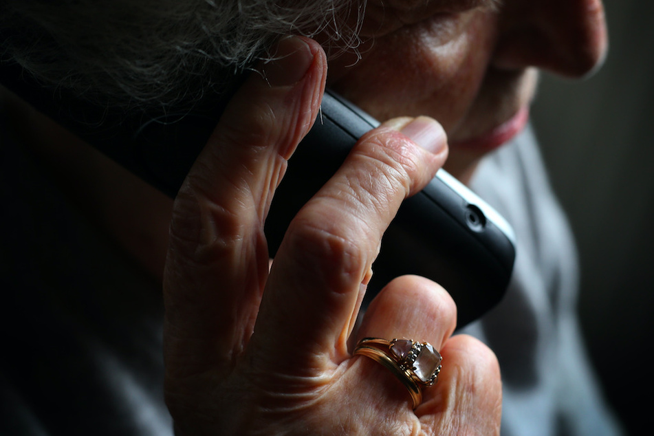 Durch manipulative Gesprächsführung am Telefon gelang es den Betrügern, die Seniorin zu überzeugen.