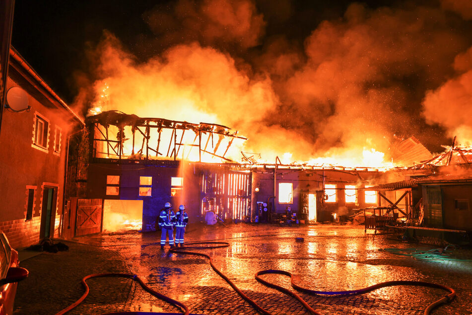 Flammenhölle auf Vierseitenhof in Uhlsdorf! Hier brannten mehrere Gebäude lichterloh.