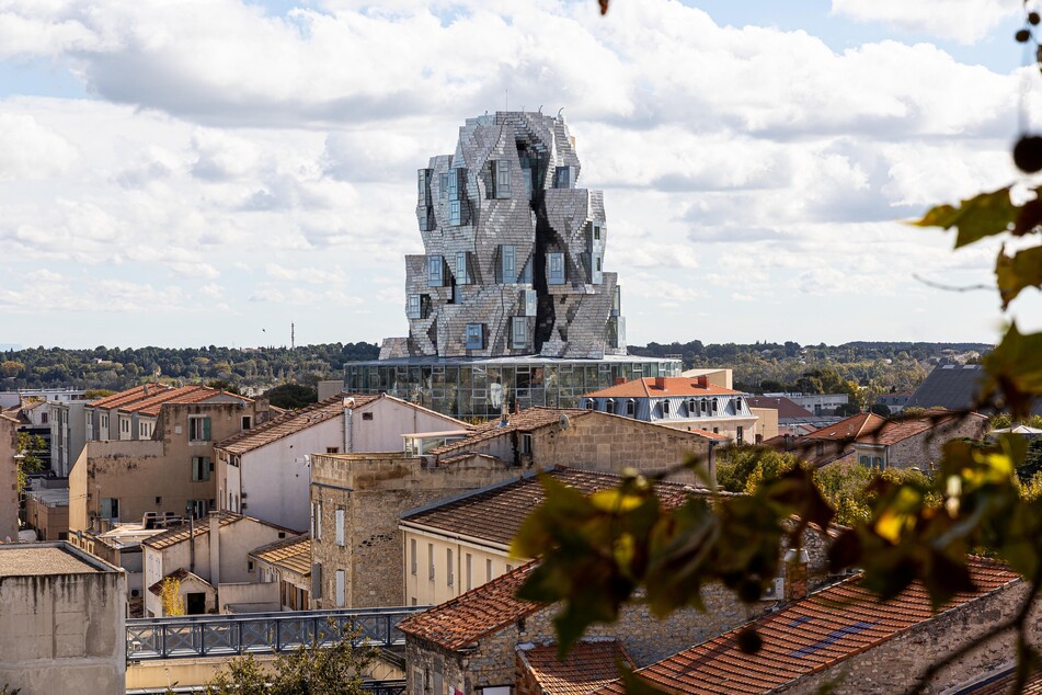 Der Luma Foundation Turm ragt über den Dächern der Stadt Arles.