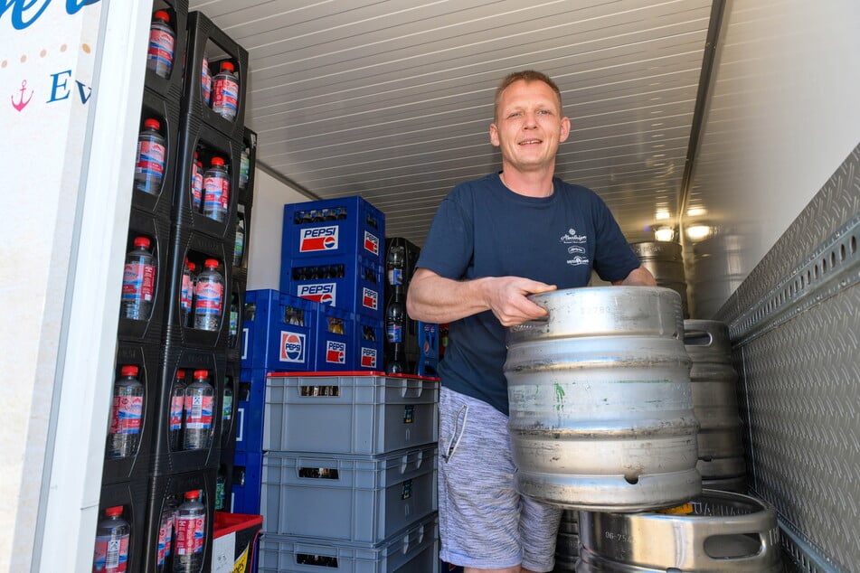 Thomas Kian-Zenker (40) vom Restaurant Alberthafen holt mit viel Elan die schweren Bierfässer aus dem Kühlwagen.