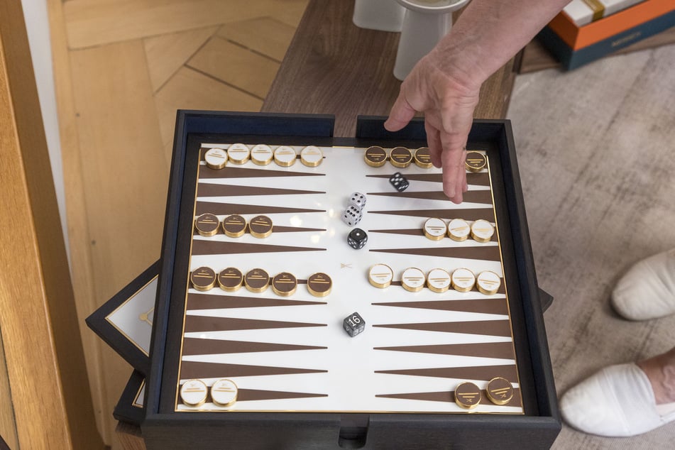 Das Backgammon-Spiel vereint weißes Porzellan und braunes Steinzeug auf einem Brett.