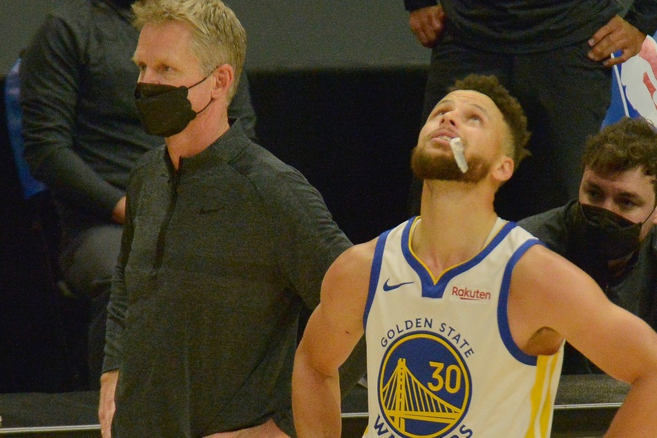 Steph Curry (r.) and Head Coach Steve Kerr have now missed the playoffs for the second-straight season.