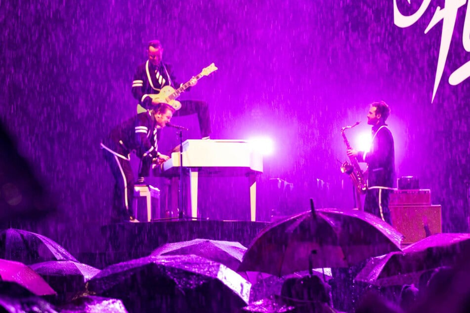 The Firebirds traten beim Dresdner Stadtfest im strömenden Regen auf.