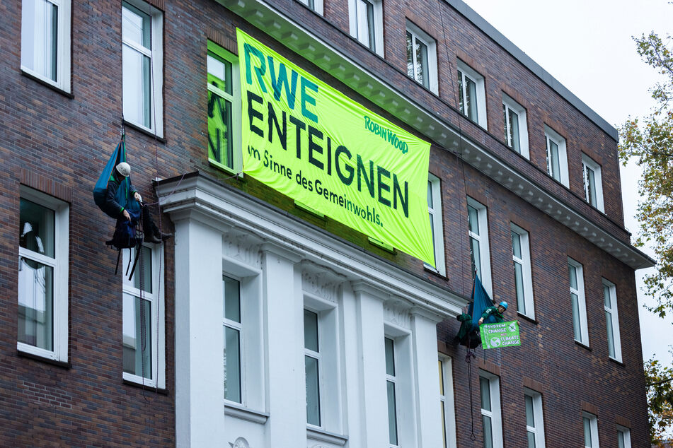 Robin Wood protestiert mit Kletteraktion bei RWE in Essen