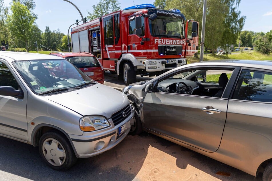 Zwei Autos krachten auf einer Kreuzung in Freiberg zusammen. Die Feuerwehr musste anrücken.