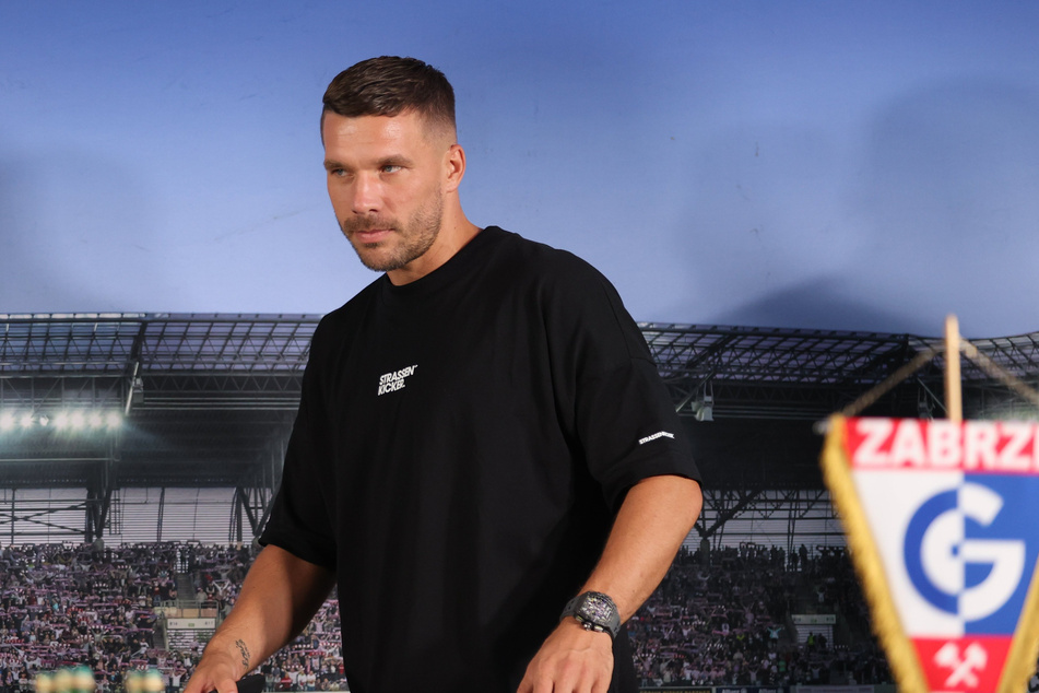 Listig gucken kann er schon mal: Lukas Podolski (36) könnte in der kommenden Staffel "Alarm für Cobra 11" einen Bösewicht spielen - zumindest, wenn es nach Schauspieler Erdogan Atalay (54) geht.