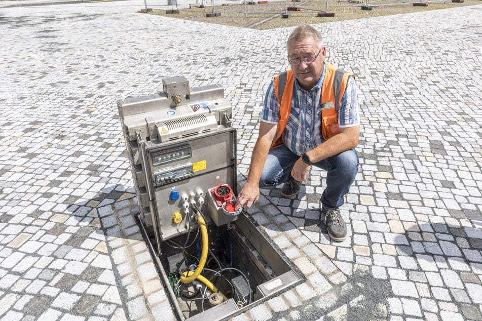 Mario Malech (57) von der Bauüberwachung zeigt einen Schacht zur Versorgungstechnik.