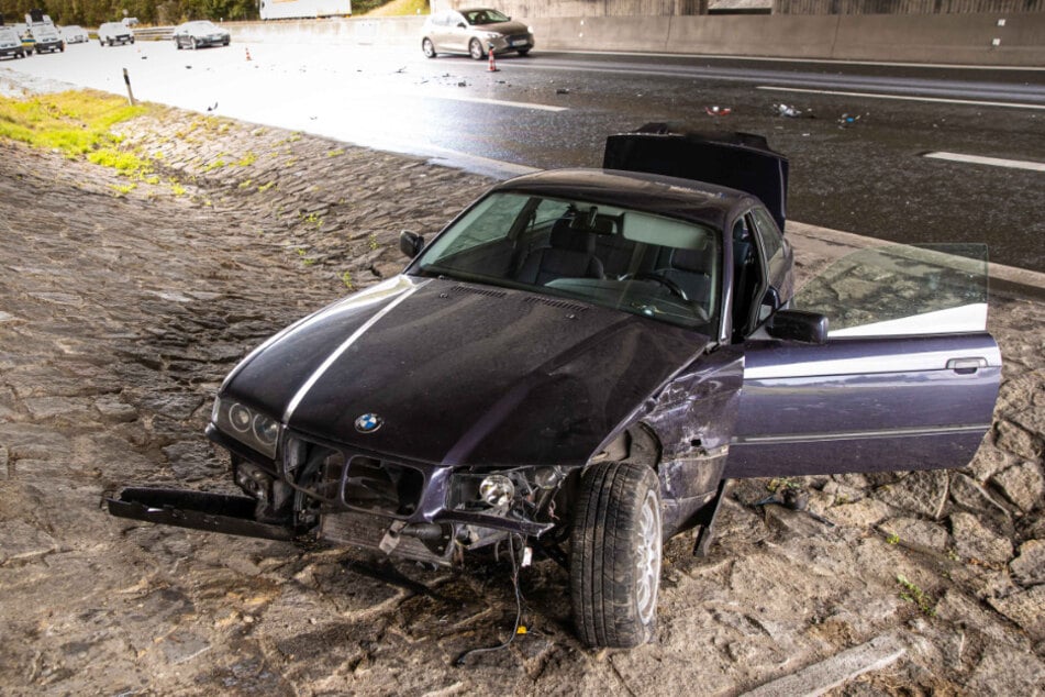 Auf der Fahrbahn lagen nach dem Unfall mehrere Fahrzeugteile.