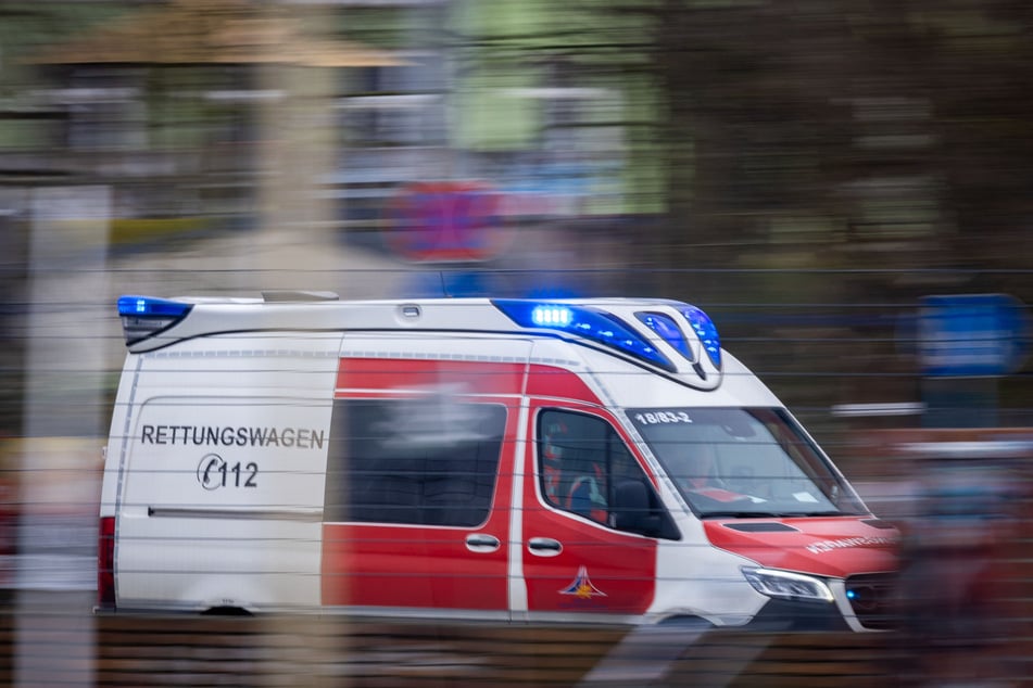 Der Radfahrer wurde zur stationären Behandlung in ein Krankenhaus gebracht. (Symbolfoto)