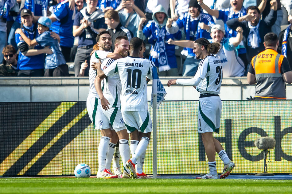 Tomas Kalas von FC Schalke (2.v.l.) traf in der 27. Minute zum 0:1 für die Gäste aus dem Ruhrpott.