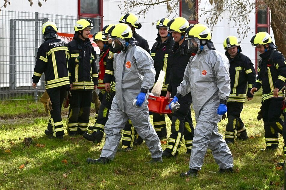 Die Feuerwehr rückte mit spezieller Sicherheitskleidung und besonderem Equipment an.