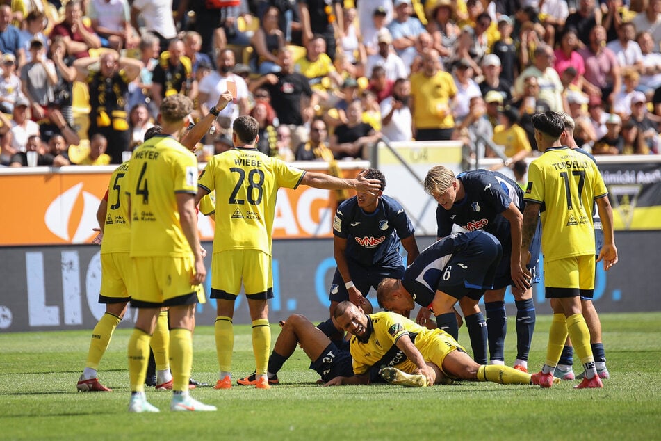 Aachen reklamiert - stattdessen muss Alemannia-Akteur Lamar Yarbrough (29, am Boden) mit Gelb-Rot vom Platz.