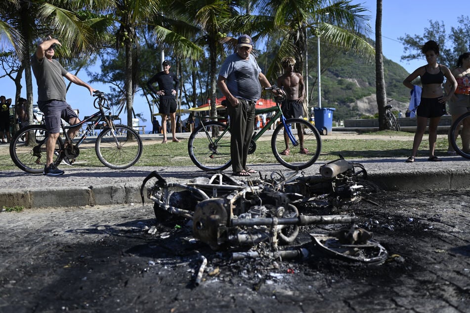 Gewaltbereite Fans aus Uruguay zündeten unter anderem Motorräder in Rio de Janeiro an.