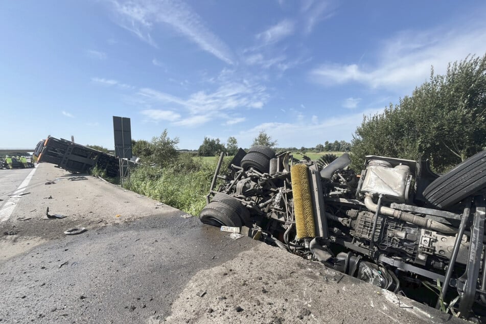 Heftiger Unfall auf der A27: Laster stürzt von Moorbrücke, stundenlange Vollsperrung